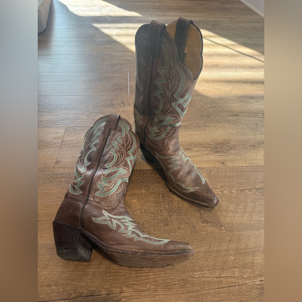 Womens Justin boots, size 8.5